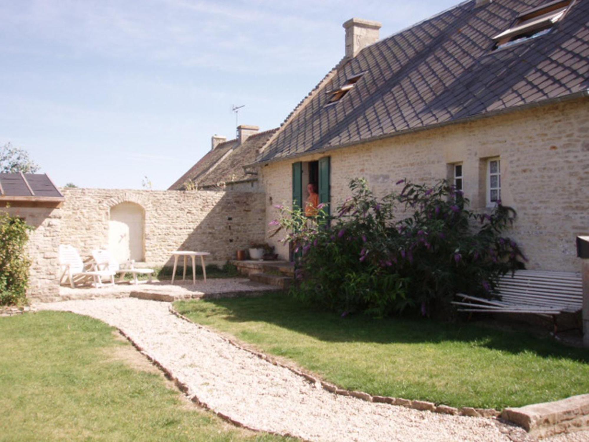 Chambres Et Tables D'Hotes A L'Auberge Touristique Meuvaines Exterior foto