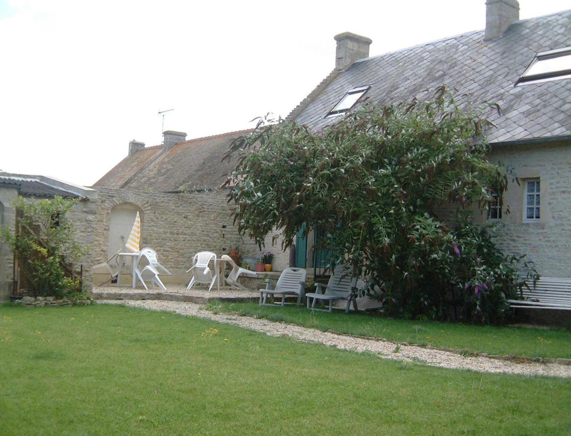 Chambres Et Tables D'Hotes A L'Auberge Touristique Meuvaines Exterior foto